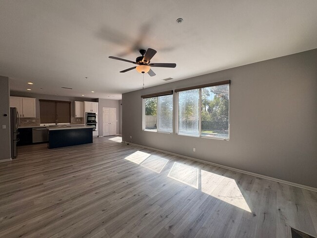 Building Photo - Stunning 4B/2.5BA House in Vista!