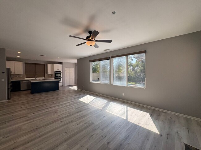 Foto del edificio - Stunning 4B/2.5BA House in Vista!