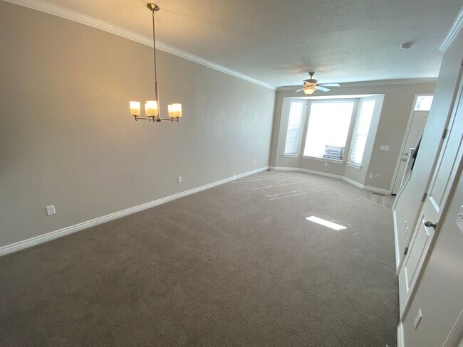 Foto del edificio - Fabulous Salem Townhome!!