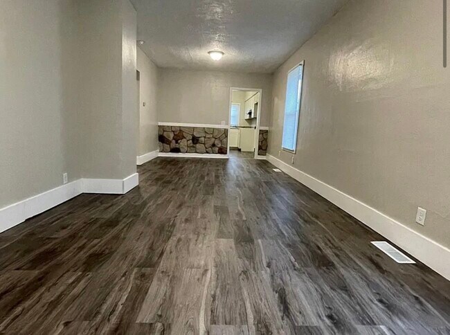 Foto del edificio - 6105 N Detroit Ave