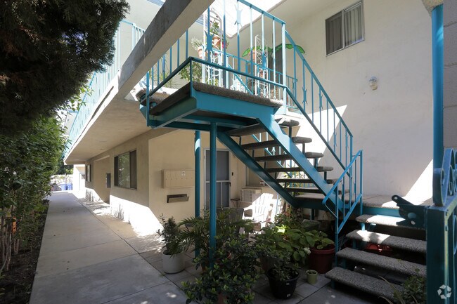 Building Photo - 6027 Greenleaf Ave