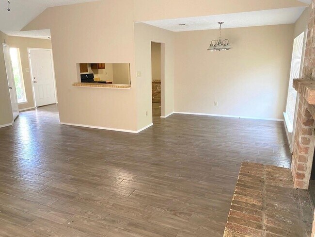 Foto del edificio - 16622 Maplemont Dr