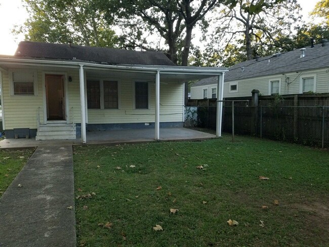 Building Photo - Great Find in Hillcrest! 2BR & 1 BA