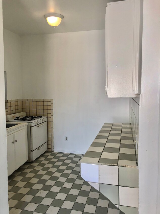 Building Photo - 706 S Burger Ave