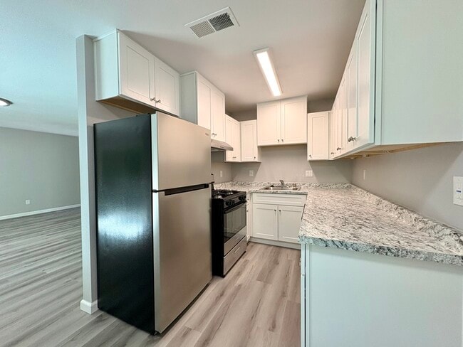 Building Photo - Beautifully updated Auburn apartment!