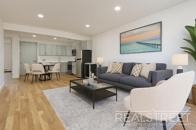 Foto del edificio - Brand New 4BD/2BA Penthouse with Skylight,...