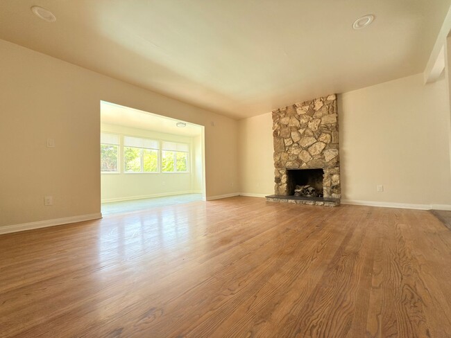Building Photo - Beautiful Winnetka Home with Hardwood Floo...