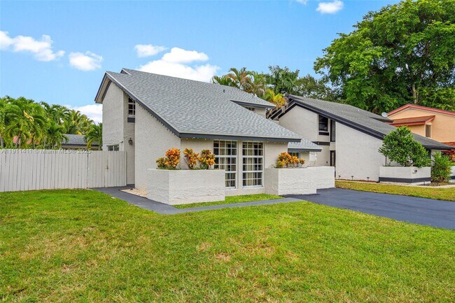 Building Photo - 8351 SW 39th Ct