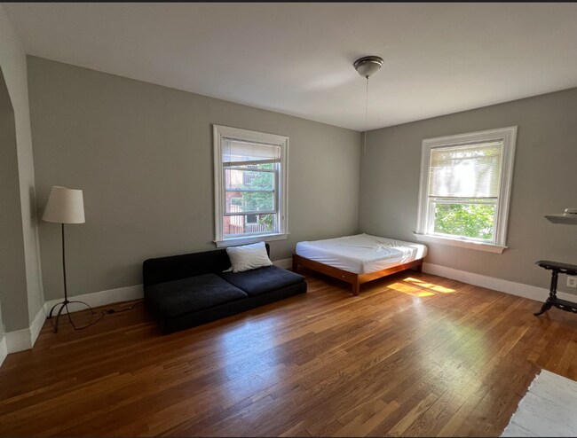 Building Photo - Great Brookline 6-bed, 2-bath apt in Brookline available for 9/1/26!