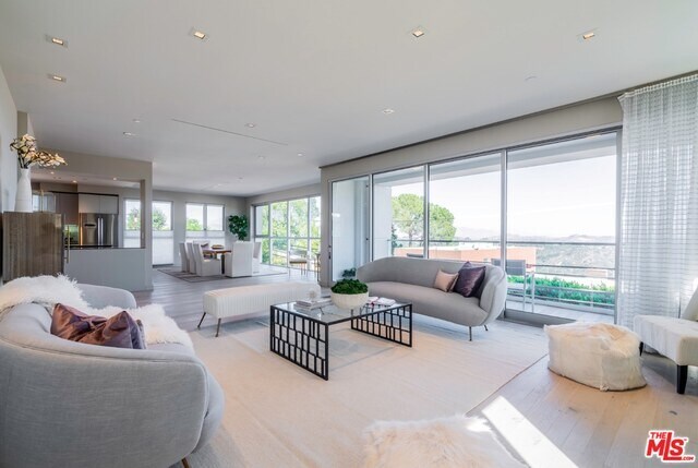 Foto principal - 2391 Roscomare Rd