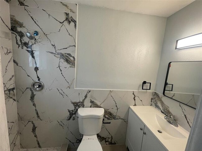 Building Photo - 7902 NW 70th Ct
