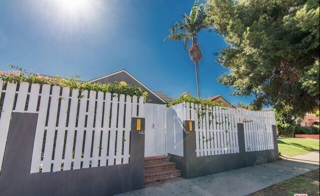 Vista de calle - 809 N Curson Ave