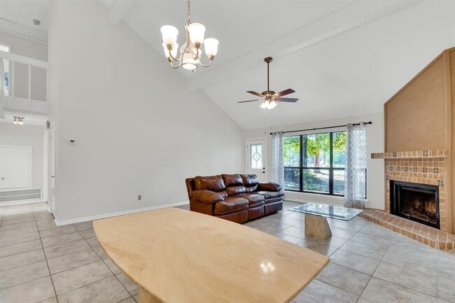 Building Photo - 14 N Timber Top Dr
