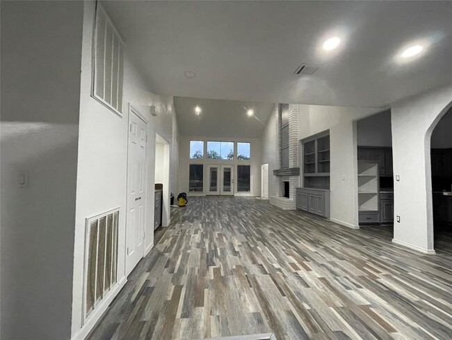 Building Photo - 2027 Woodland Dr