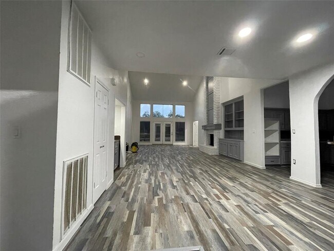 Foto del edificio - 2027 Woodland Dr