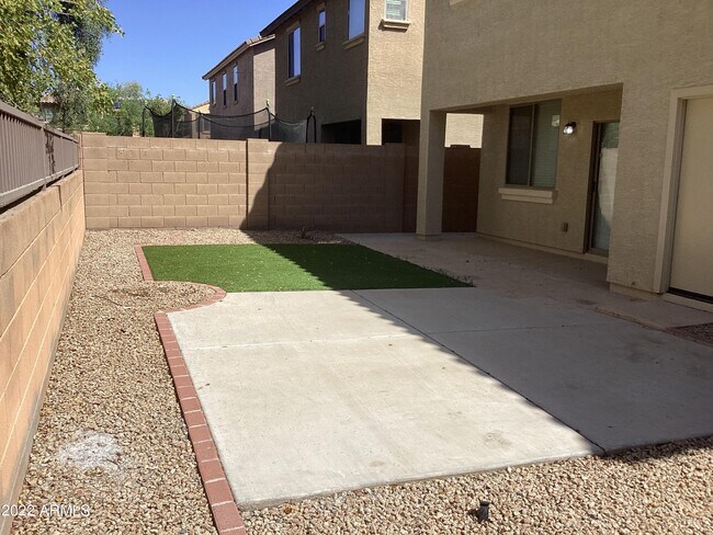 Foto del edificio - 14732 W Poinsettia Dr