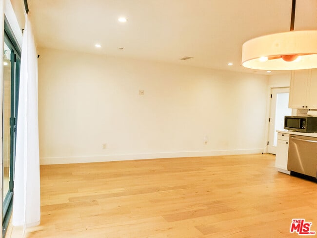 Building Photo - 11221 Hannum Ave