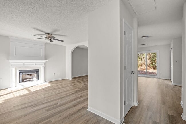 Building Photo - Updated 3BR Home with Garage, Pet Friendly!