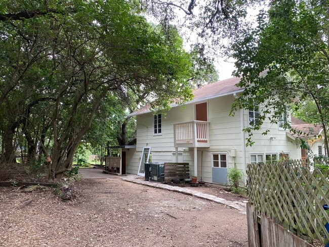Building Photo - Classic South Austin