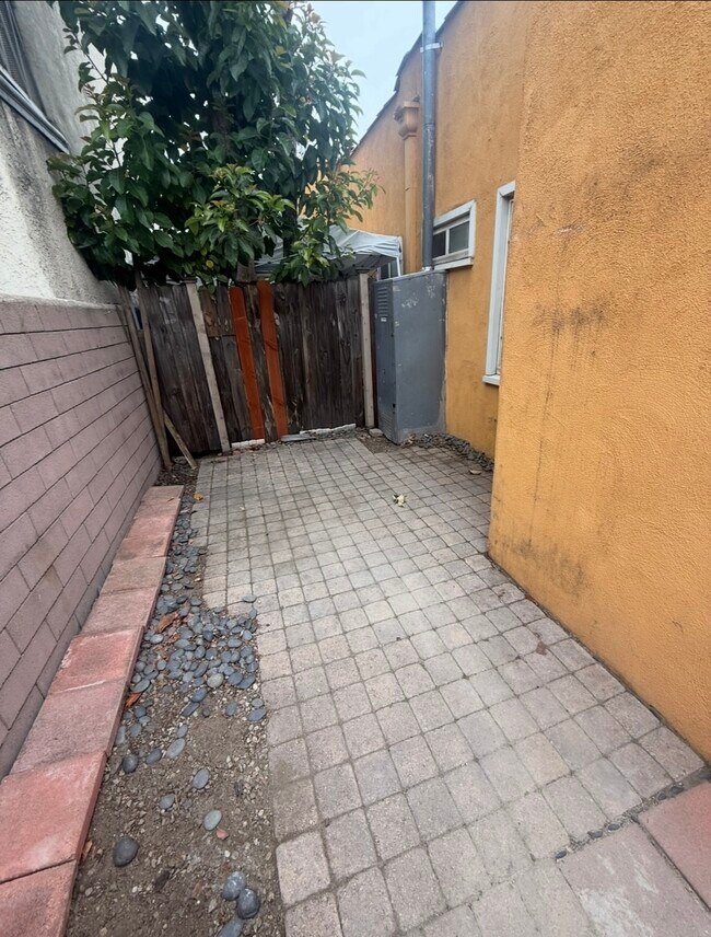 Foto del edificio - 1133 E Lexington Dr