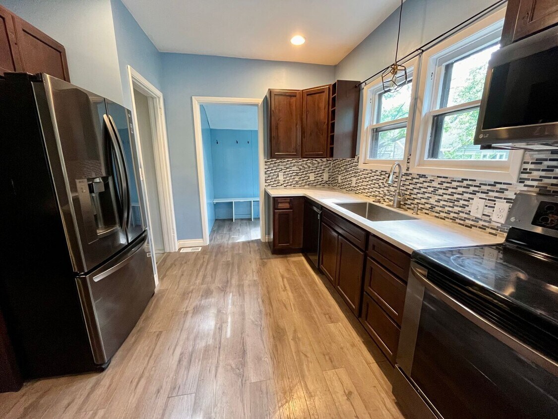 Primary Photo - Large 4-bedroom, 3-bathroom pet friendly h...