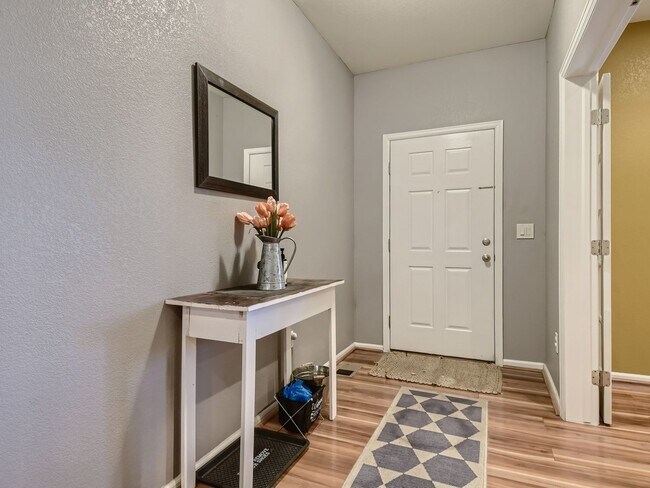 Foto del edificio - AVAILABLE FOR MOVE IN ON OCTOBER 1ST! VIDE...