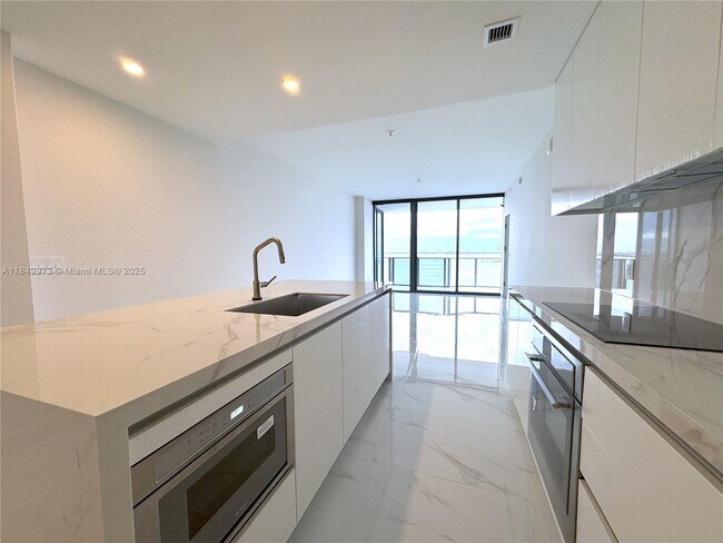 Foto del edificio - 700 NE 24th St