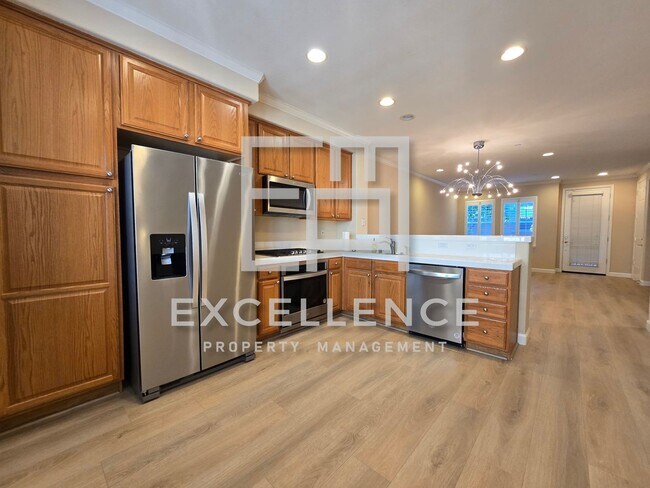 Foto del edificio - Fabulous 2/2 Condo with 2 Car Tandem Garage, New Floors Throughout, Views From Bedrooms, W/D, Pet...