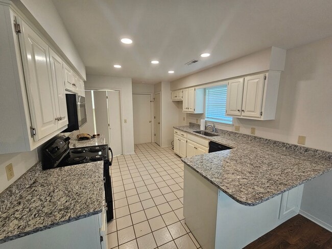 Building Photo - Newly remodeled home in East Fayetteville