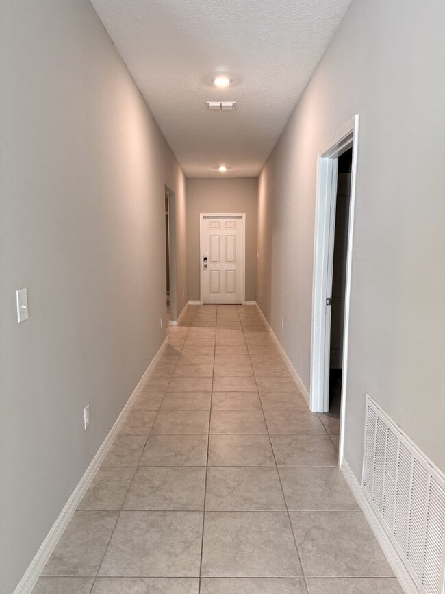 Foto del edificio - LIKE NEW 4-Bedroom, 2 Bath home in Triple ...