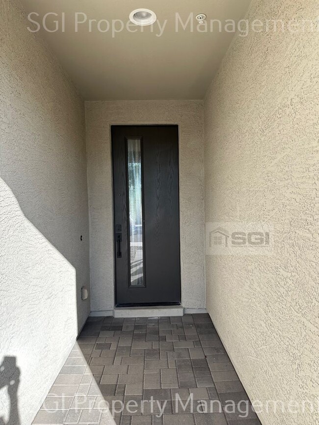 Building Photo - Luxury 4 bedroom property