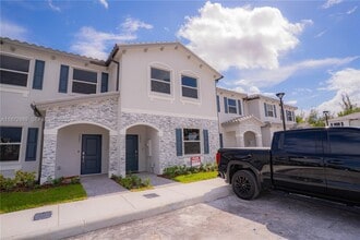 Building Photo - 1075 SE 2nd St