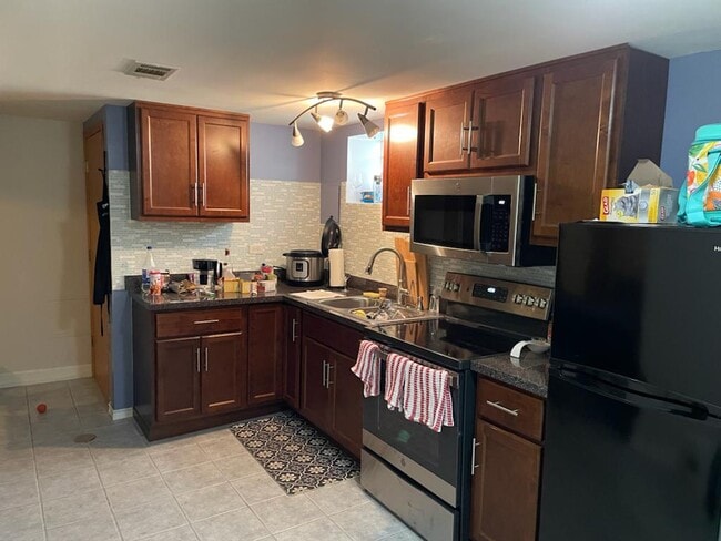 Kitchen - 2717 W Rascher Ave