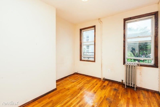 Foto del edificio - 2 br, 1 bath Apartment - 133 Meserole St