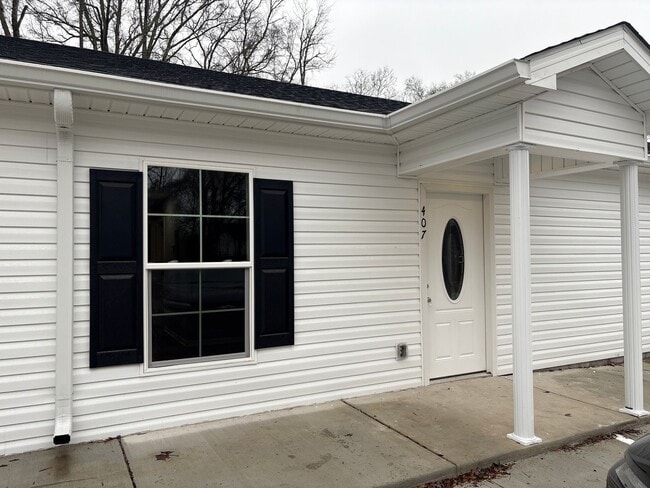 Building Photo - BRAND NEW Garden Style Apartment in Tullahoma.....