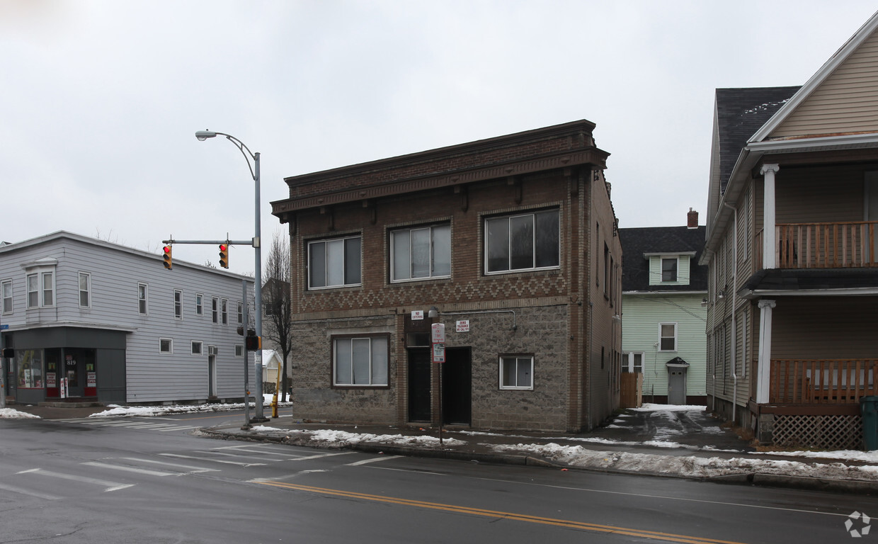 Building Photo - 833 Portland Ave