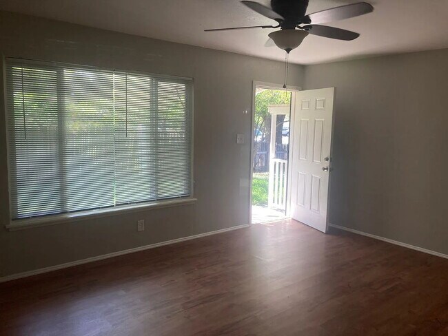 Foto del edificio - Charming 2 Bed / 1 Bath Back House – Utilities Included