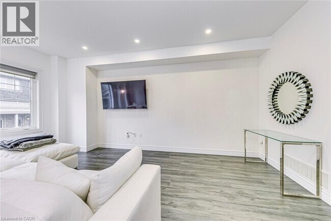 Building Photo - 28 Barley Ln