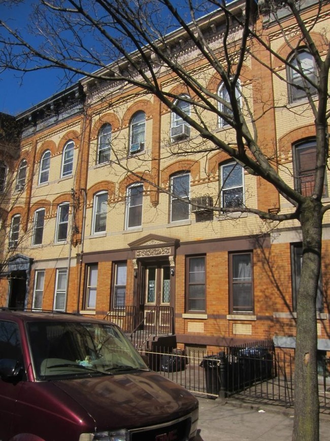 Building Photo - 6060 Catalpa Ave