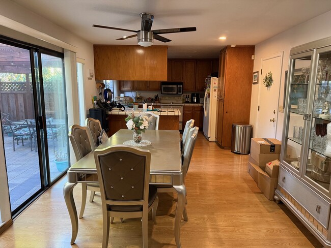 Kitchen dining family - 1148 Chantel Way