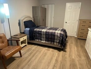 Building Photo - 10811 Cranbrook Rd