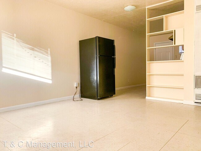 Building Photo - 2 br, 1 bath Apartment - Large quiet two b...