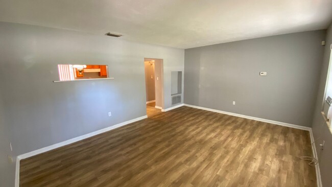 Building Photo - 2 Bedroom, 1 Bath Home with Bonus Room in ...