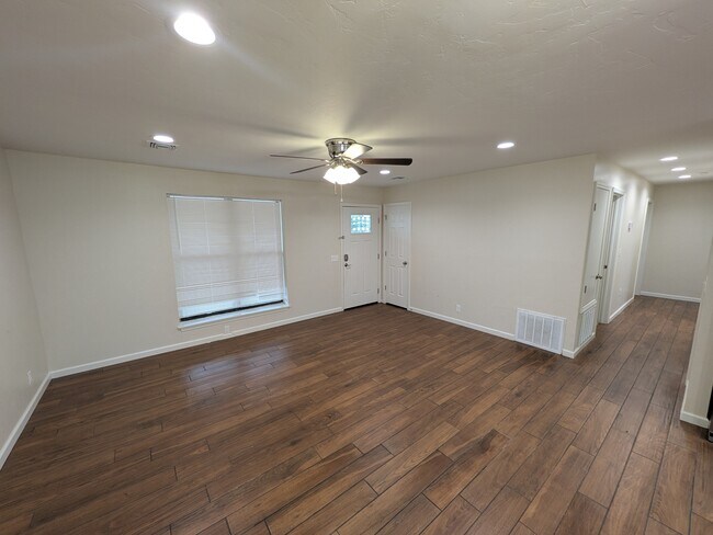 Foto del edificio - 906 Parkview Dr