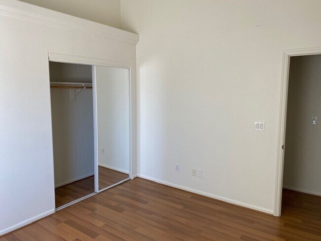 Building Photo - 3 BR 2BA House w/Fenced yard & Garage, Hol...