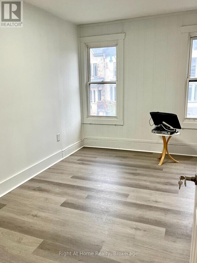 Photo du bâtiment - 275 Main St W