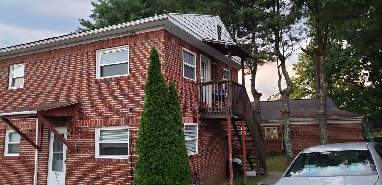 114 Old Hinton Rd, Athens, WV 24712 Townhouse for Rent in Athens, WV