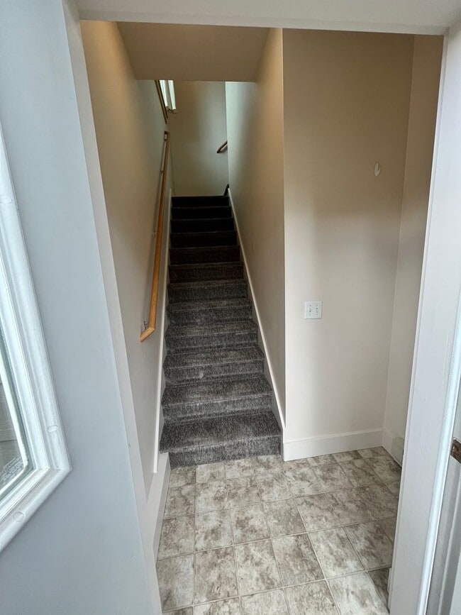 Building Photo - MOVE IN TODAY 1 Bedroom, 1 bathroom Spacio...