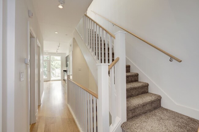 Foto del edificio - 215 Upshur St NW