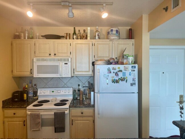 Building Photo - 2665 SW 37th Ave